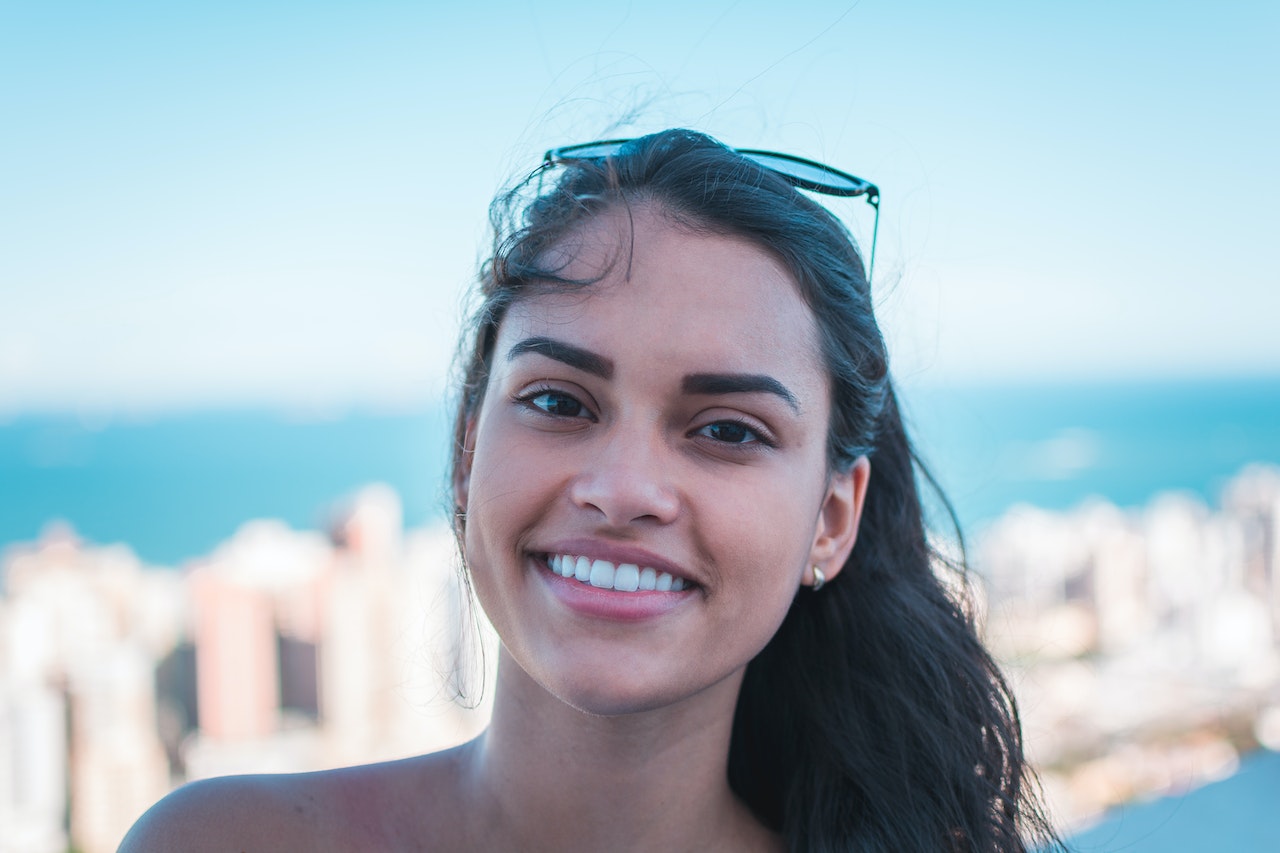 woman smiling with teeth