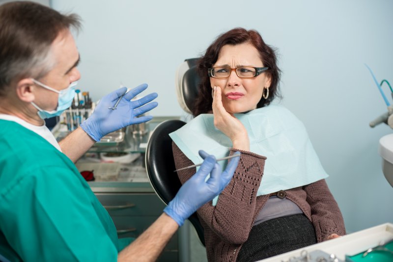 A woman seeing her emergency dentist for a toothache